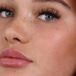 DUFFBEAUTY Nude Lash Collection - Doll-Like -Clinique Salgsbutik duffbeauty nude lash collection doll like 1670914497