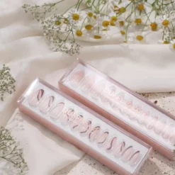 DUFFBEAUTY Reusable Press-On Manicure Nails - Milky Swirl -Clinique Salgsbutik duffbeauty reusable press on manicure nails milky swirl 1673442796