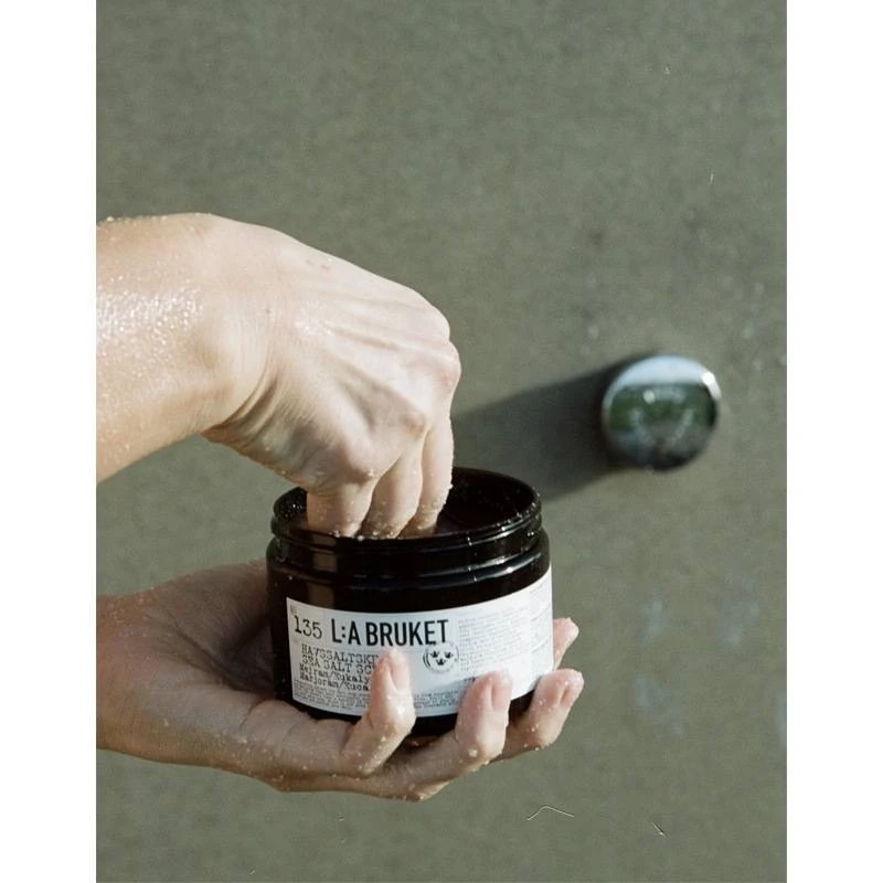 L:A Bruket 135 Sea Salt Body Scrub 420 Gr. - Marjorám/Eucalyptus 2 L:A Bruket 135 Sea Salt Body Scrub 420 Gr. - Marjorám/Eucalyptus - Billede 2